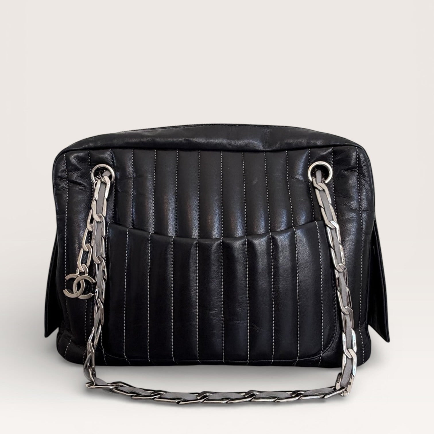 Chanel vintage black quilted leather shoulder bag with silver chain strap, front view