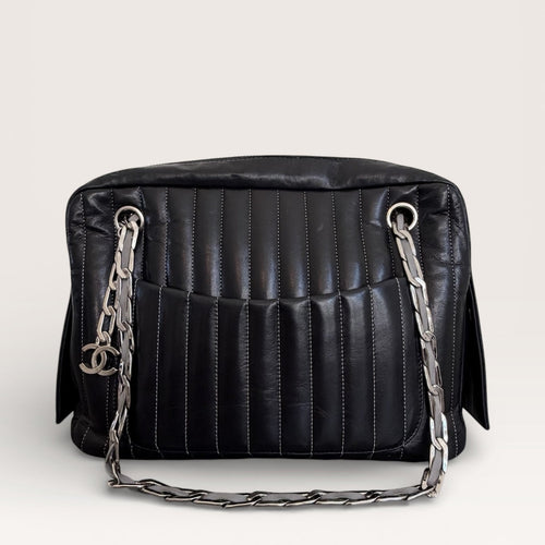 Chanel vintage black quilted leather shoulder bag with silver chain strap, front view